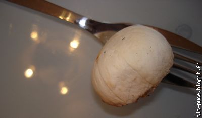 ovni et champignon sur une fourchette